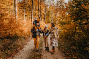 fotograf na sesję rodzinną w lesie Trójmiasto