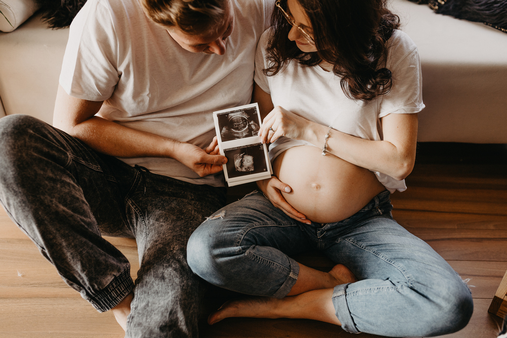 Przyszła mama na sesji ciążowej w domu w Trójmieście, wraz z partnerem