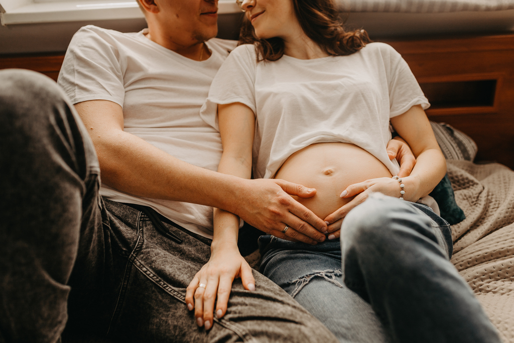 Fotografia brzuszkowa lifestyle – intymna sesja w domu w Trójmieście.