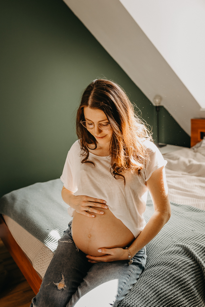 Fotografia brzuszkowa lifestyle – intymna sesja w domu w Trójmieście.