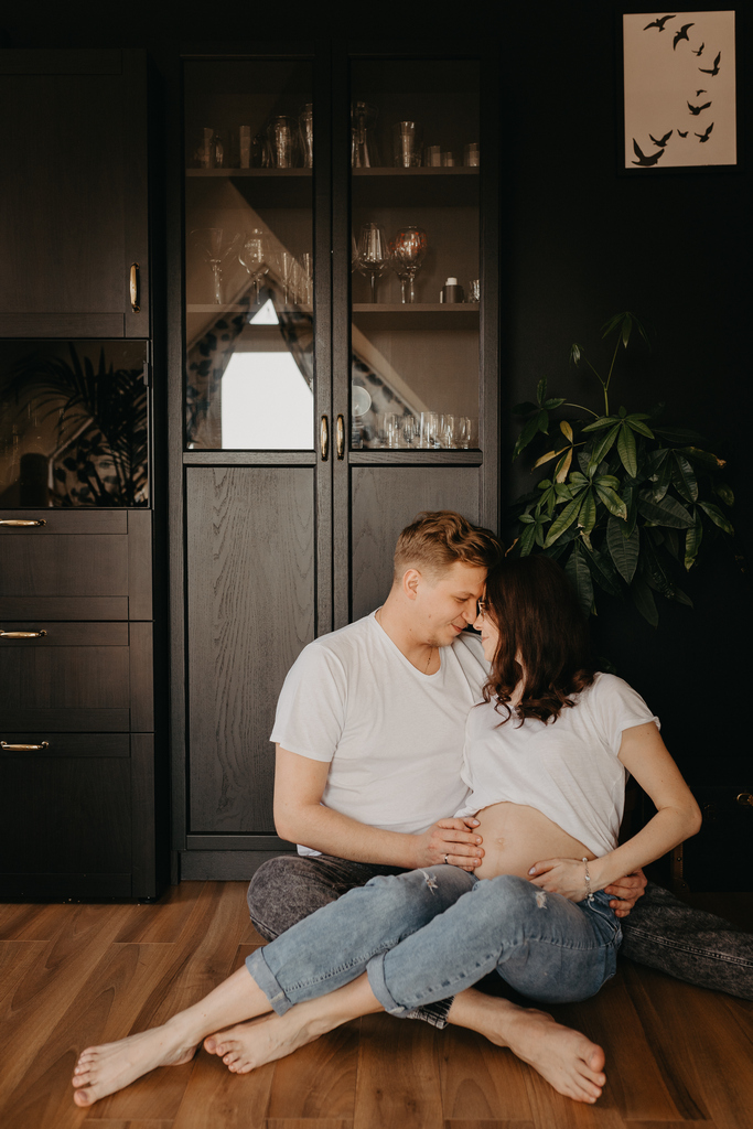 Fotografia brzuszkowa lifestyle – intymna sesja w domu w Trójmieście.