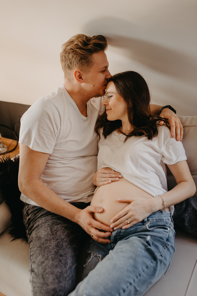 Przyszła mama na sesji brzuszkowej w domu, w Gdańsku, wraz z partnerem