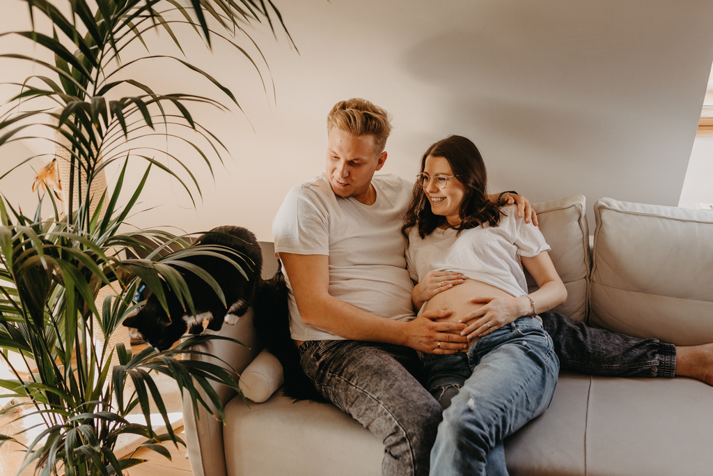 Przyszła mama na sesji brzuszkowej w domu, w Gdańsku, wraz z partnerem