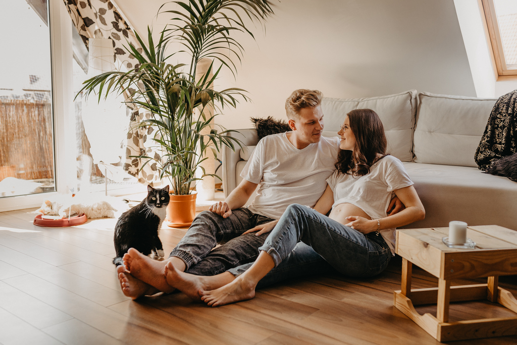 Zwierzęta na sesji ciażowej w domu nie są problemem. Koty to świetni towarzysze podczas naturalnych, domowych sesji ciażowych.
