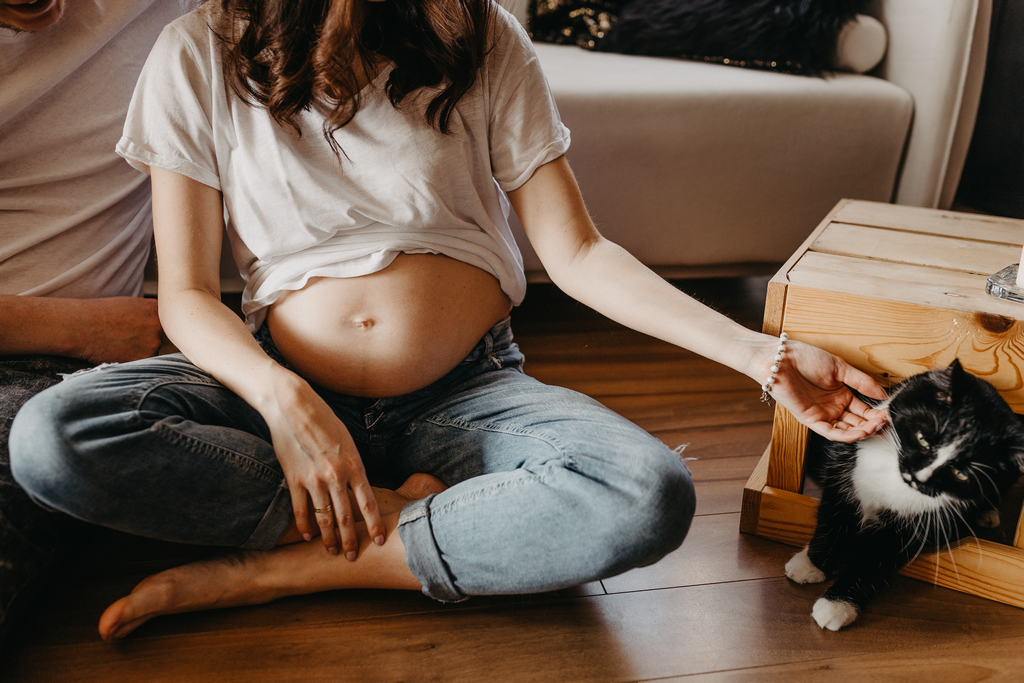 Przyszła mama na sesji brzuszkowej w domu, w Gdańsku, wraz z partnerem