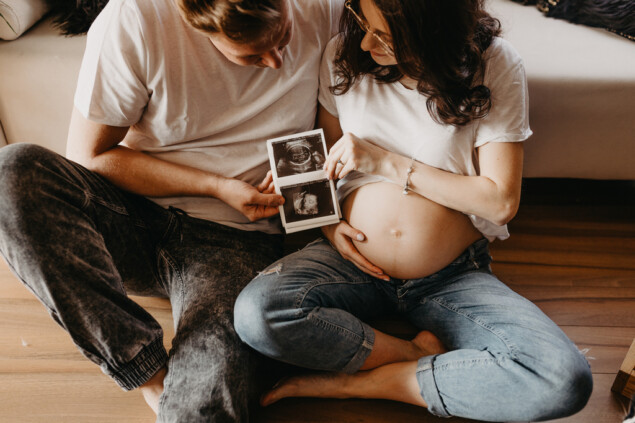 Przyszła mama na sesji ciążowej w domu w Trójmieście, wraz z partnerem